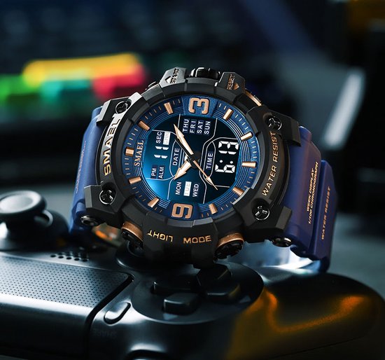 Smael sporthorloge met blauwe band en koperkleurige accenten. Blauwe wijzerplaat met digitale en analoge tijdweergave.