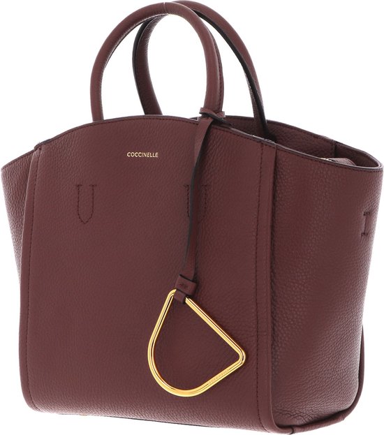 Sac à main en cuir marron avec poignées, bandoulière, détail anneau doré en D et logo 'Coccinelle', vu de trois quarts avant.