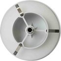 Witte ronde ventilator, achterkant met kunststof middenstuk en metalen klemmen.