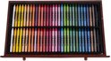 Kunstenaars koffer met 60 kleurpotloden en 24 oliepastels in een houten kist.