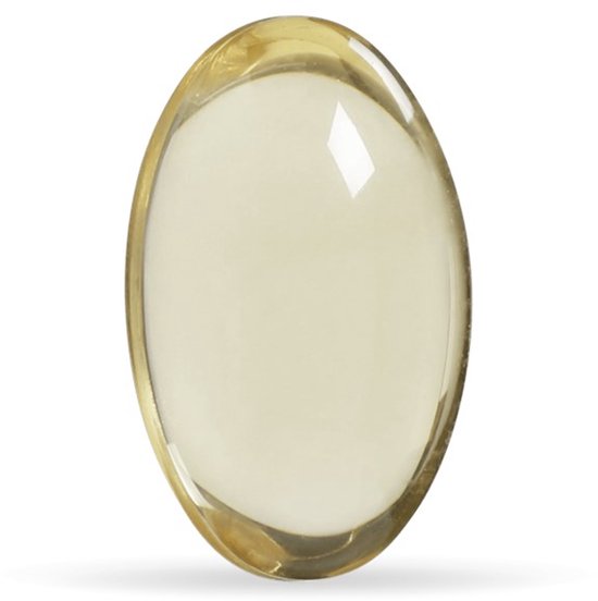 Een enkele, doorzichtige, ovale gele vitamine D capsule, op een witte achtergrond.