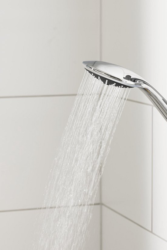 Handdouche in chroom straalt water in 'Rain' modus, tegen witte tegels.