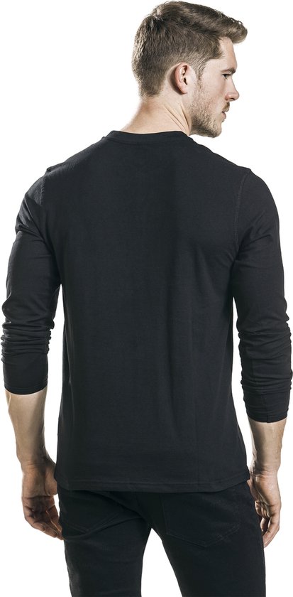 Man draagt zwart basic shirt met lange mouwen, de achterkant is zichtbaar.