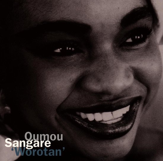 Close-up van Oumou Sangare die lacht met een brede glimlach.