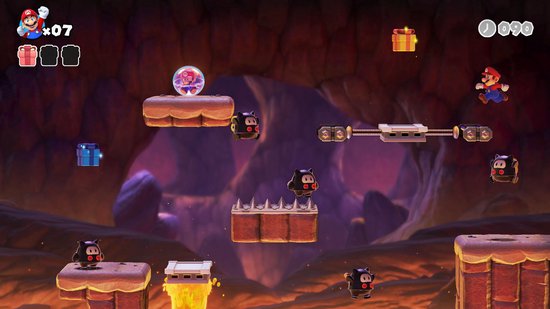 Mario speelt in een grot met platforms, vijanden en cadeaus. Mario springt naar een platform met een piranha plant.