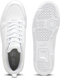 Witte PUMA Rebound v6 Low sneakers, van bovenaf met gesloten veters en van onderaf met een gripvast profiel.