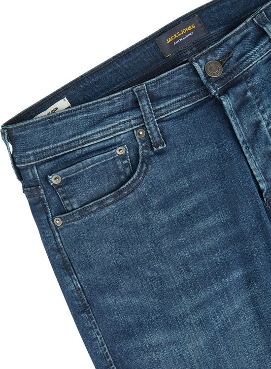 Sluiting en zakken van een donkerblauwe Jack & Jones spijkerbroek.