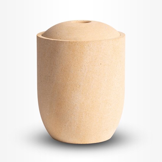 Beige-crèmekleurige, kalkstenen urn met een ronde deksel.