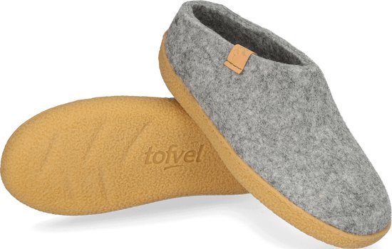 Grijze vilten pantoffels met een lichtbruine rubberen zool en een leren logo.