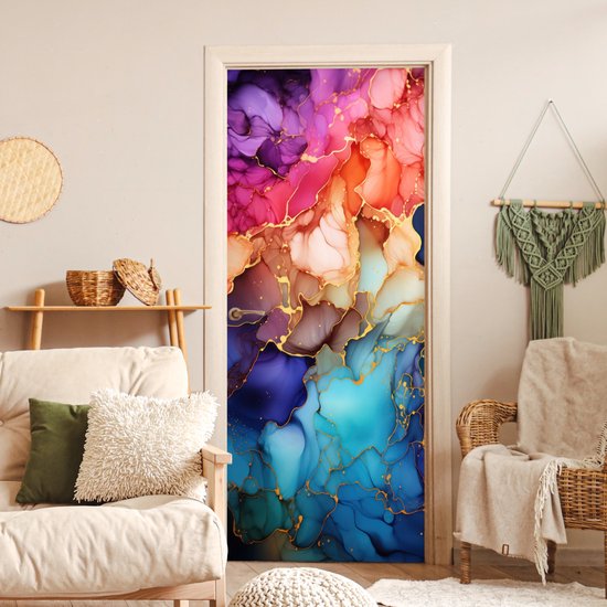 Abstracte marmerlook deurposter met gouden lijnen in paars, roze, oranje, blauw en groen, in een woonkamer met bank en stoel.