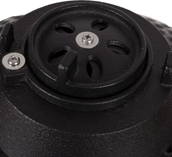 Detail van de ventilatieschuif met cirkelvormige openingen bovenop een zwarte barbecue.