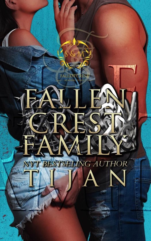 Een stel in spijkerbroeken omhelst elkaar. Goudkleurige tekst 'FALLEN CREST FAMILY' met een kroon erop.