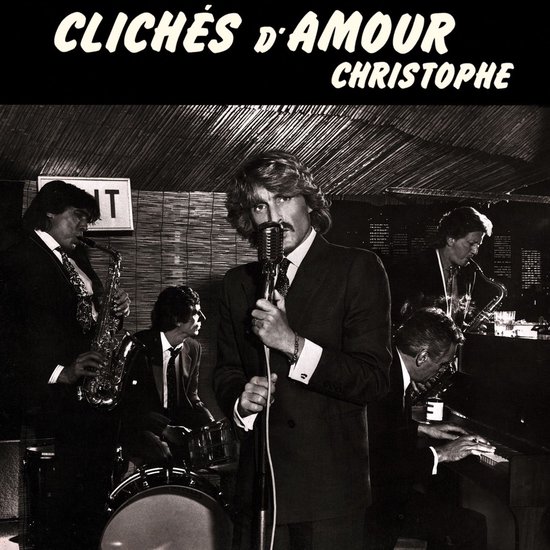 Christophe met band in retro-stijl. Christophe zingt in een microfoon, met een saxofonist, drummer en pianist.