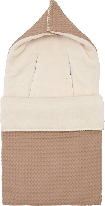 Bruine wafelstof voetenzak met zachte teddy voering en omslag. Capuchon op.