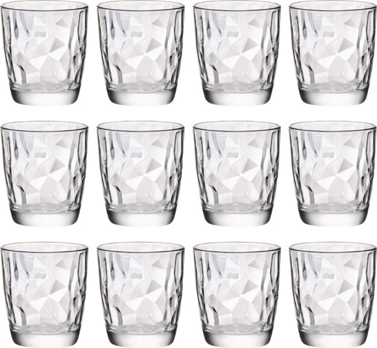 Douze verres transparents avec un motif géométrique, facetté, disposés en trois rangées de quatre.