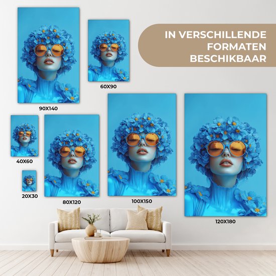 Collage de différentes tailles d'un portrait bleu d'une femme avec des fleurs et des lunettes orange.