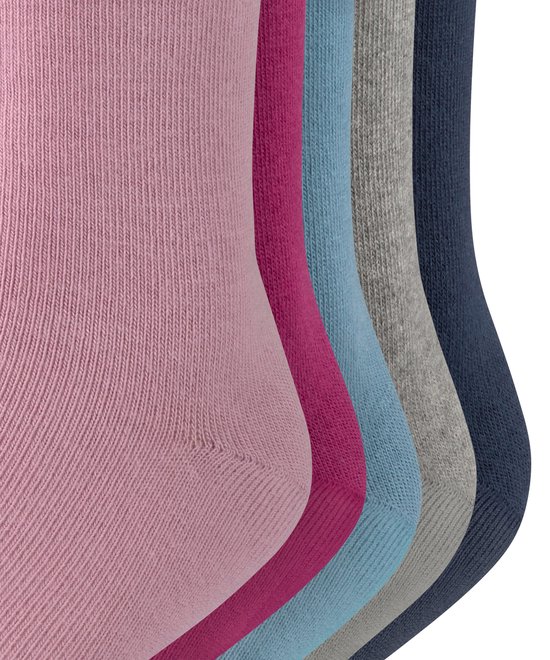 Vijf sokken op een rij in roze, fuchsia, blauw, grijs en donkerblauw.