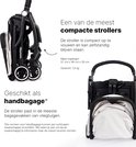 Ingeklapte zwarte buggy, 57x48x26cm, geschikt als handbagage.