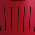 Detail van de rode LotusGrill met verticale gleuven.