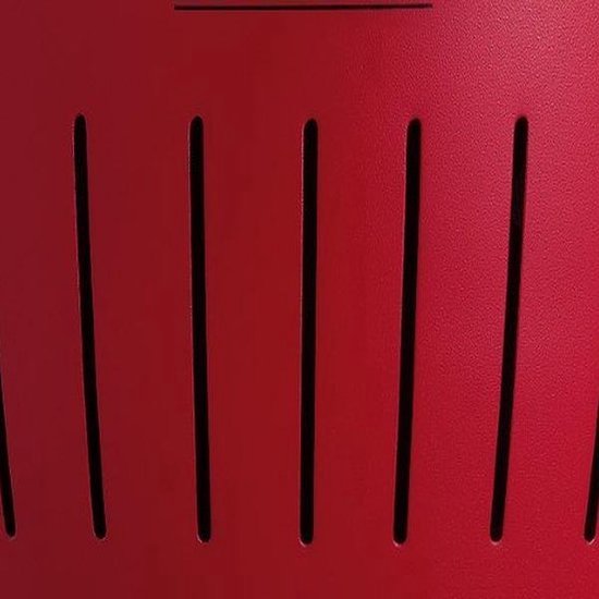 Detail van de rode LotusGrill met verticale gleuven.