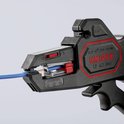 Zwarte kabelstripper met rode randen, die een blauwe kabel strippen. Specificaties 0,2-6 mm zichtbaar.