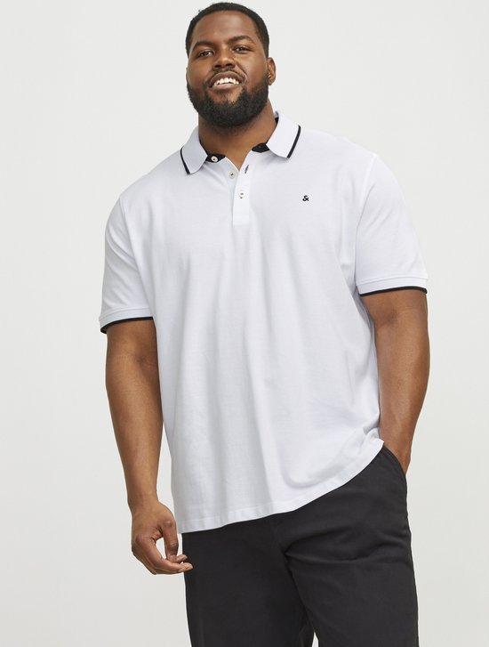 Witte poloshirt met zwarte biezen op kraag en mouwen, met knoopsluiting en klein logo, gedragen door man.