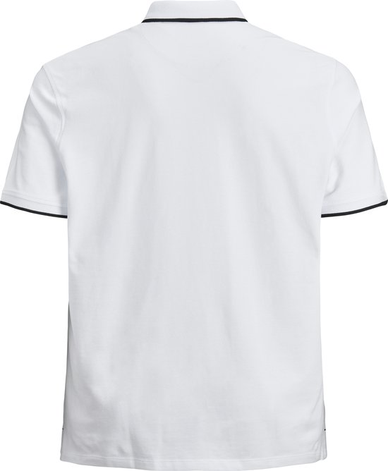 Witte poloshirt met zwarte biezen op kraag en mouwen, achterkant zichtbaar.