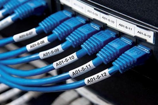 Blauwe ethernetkabels met witte labels A01-5-07 t/m A01-5-12, aangesloten op een patchpaneel.
