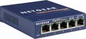 Schuine weergave van een blauwe Netgear ProSafe 5-poorts gigabit switch met 5 Ethernet-poorten.