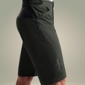 Donkergroene Rogelli fietsbroek met zwarte accenten, logo op linkerbeen.