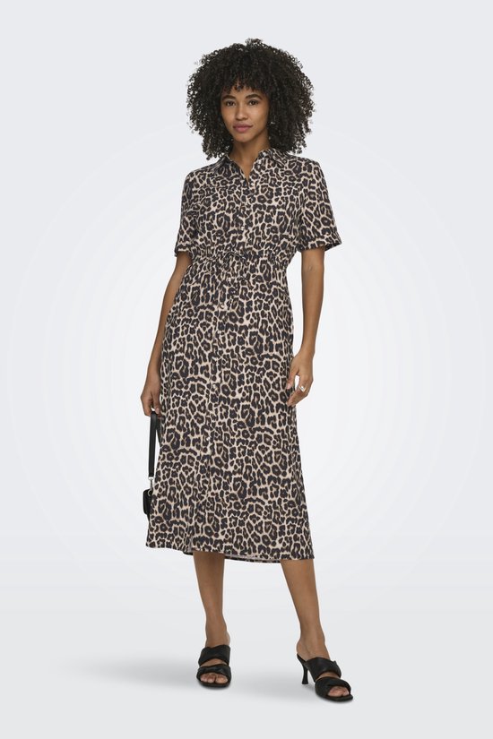 Model in een midi-jurk met luipaardprint, korte mouwen, knoopjes en een ceintuur in de taille.