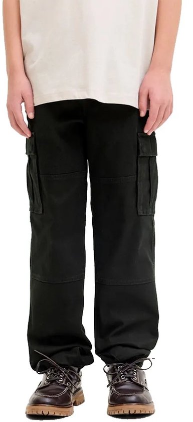 Zwarte cargobroek gecombineerd met beige T-shirt en bruine schoenen.