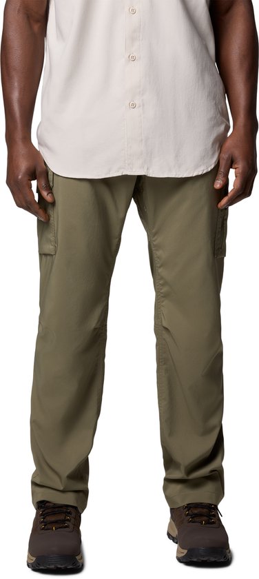Homme portant un pantalon cargo vert olive et une chemise beige clair, vu de face.