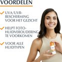 Een vrouw houdt een flesje Eucerin zonnebrandcrème vast. Tekst: UVA/UVB-bescherming voor het gezicht. Helpt foto-huidveroudering te voorkomen. Voor alle huidtypen.