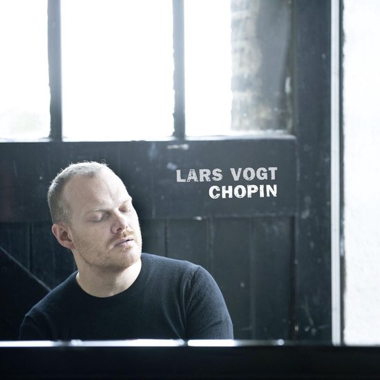 Lars Vogt met gesloten ogen bij een piano. Chopin.