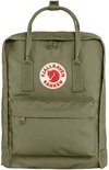 Groene Fjallraven Kanken rugzak met ritsvak voor, handvatten en het Fjallraven logo.