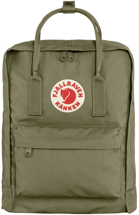 Groene Fjallraven Kanken rugzak met ritsvak voor, handvatten en het Fjallraven logo.