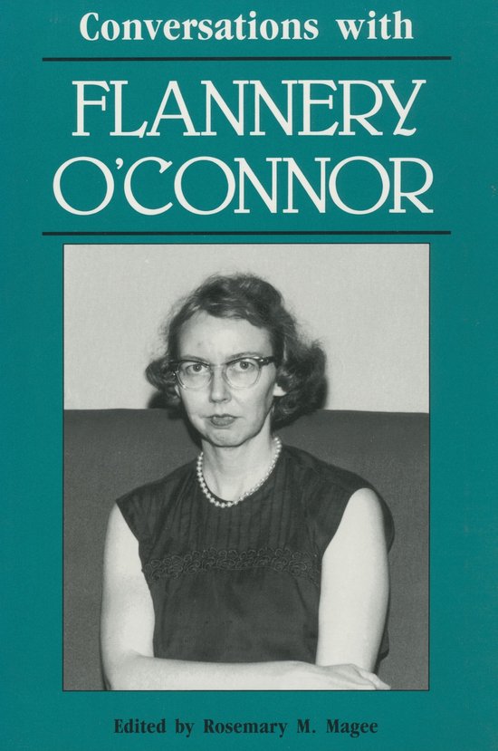 Boek 'Conversations with Flannery O'Connor', met zwart-witfoto van Flannery O'Connor.