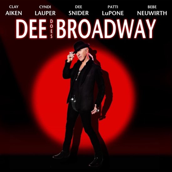 Dee Does Broadway: Dee Snider in zwart pak en hoed, belicht door rode cirkel.