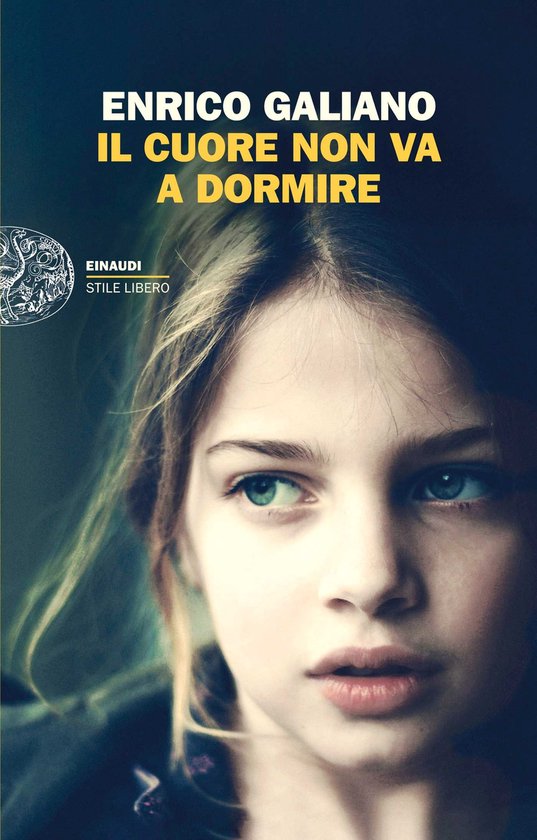 Couverture de livre avec un gros plan du visage d'une fille aux yeux bleus.
