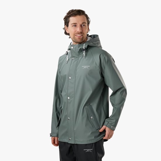 Man in groene regenjas, model toont details capuchon en drukknoopsluiting.