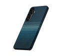 Schuin aanzicht van een blauw telefoonhoesje van aramidevezels met een horizontaal streepjespatroon.