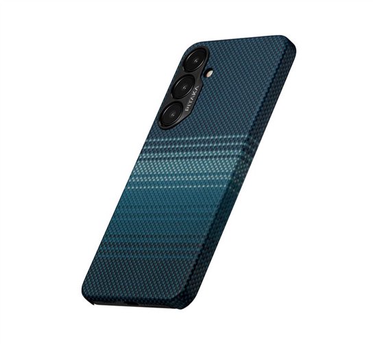 Schuin aanzicht van een blauw telefoonhoesje van aramidevezels met een horizontaal streepjespatroon.