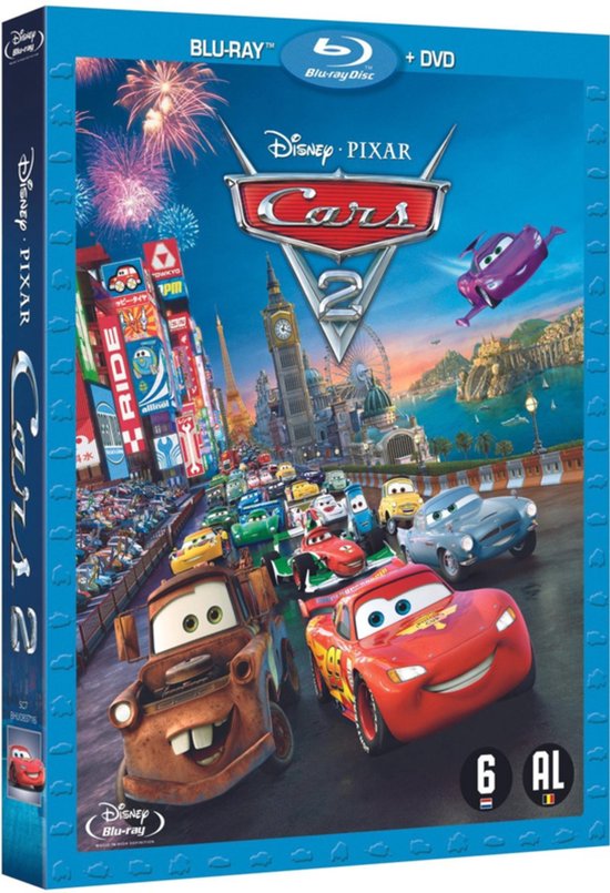 De Blu-ray hoes van Cars 2, met raceauto's Lightning McQueen en Mater op de voorgrond, een stad, vuurwerk en de karakters Holley en Finn.