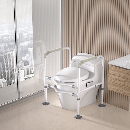 Witte toiletbeugel met grijze handvatten, gemonteerd rond een toilet in een badkamer met houten accenten.