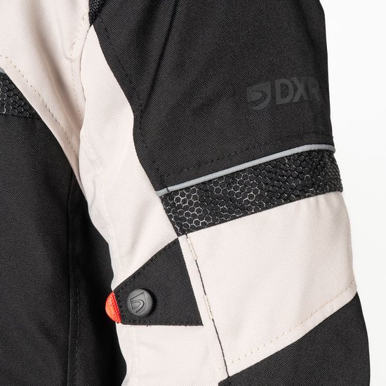 Detail van een zwarte motorjas met beige stof, mesh panelen en een DXR logo op de mouw.