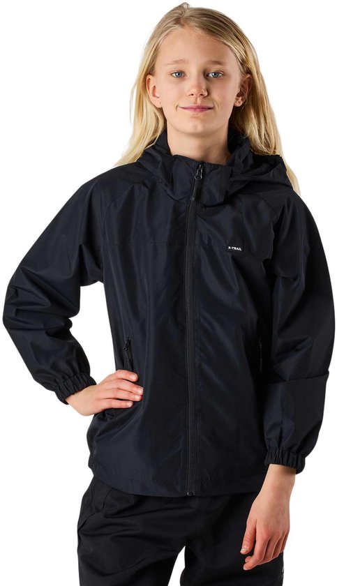 Une fille aux cheveux blonds porte une veste noire X-Trail à capuche, une main sur la hanche.