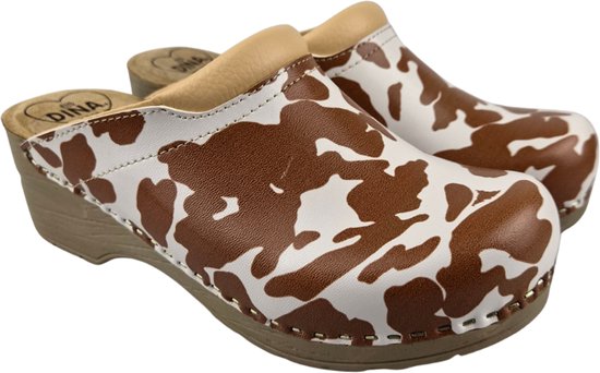 Wit leren klompen met bruine koeienvlekkenprint en beige leren rand. Beige zool.