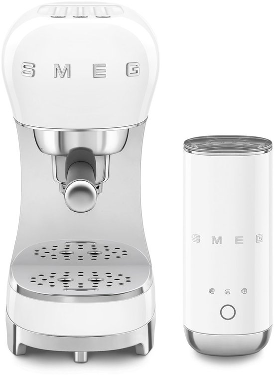 Witte Smeg espressomachine en melkopschuimer op een witte achtergrond.