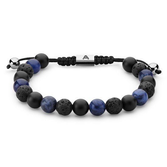Armband met een rij blauwe sodaliet, zwarte onyx, poreuze lavasteen kralen en een zilveren 'A' bedel.